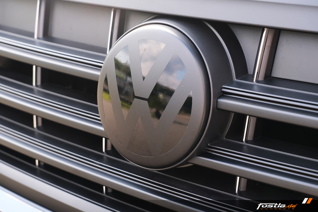 VW Touareg SUV Teilfolierung Chromleisten Matt Schwarz Folieren Hannover (9).jpg