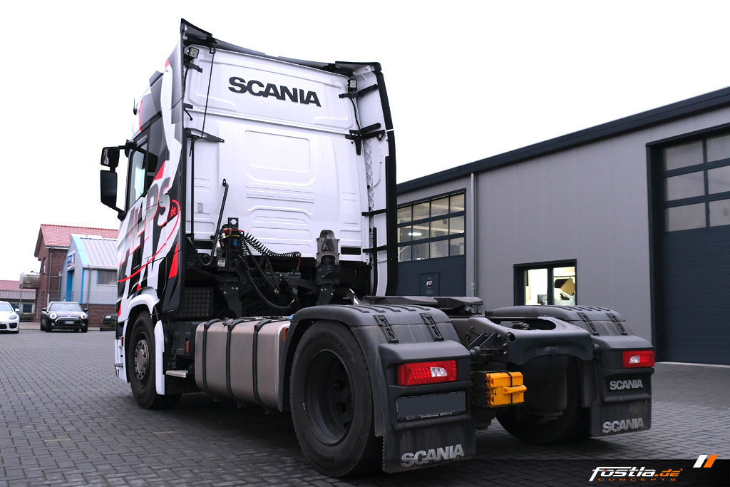 Scania S500 V8 LKW Camoflage Neon Rot Schwarz Grau Teilfolierung Branding Werbebeschriftung (3).jpg