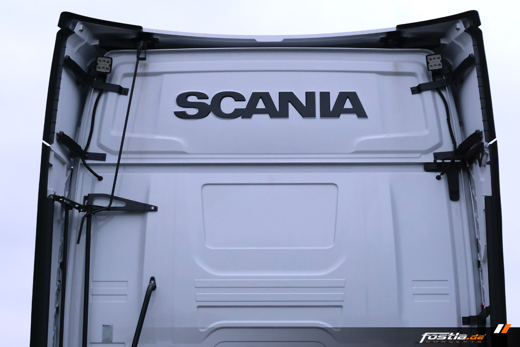 Scania S500 V8 LKW Camoflage Neon Rot Schwarz Grau Teilfolierung Branding Werbebeschriftung (4).jpg