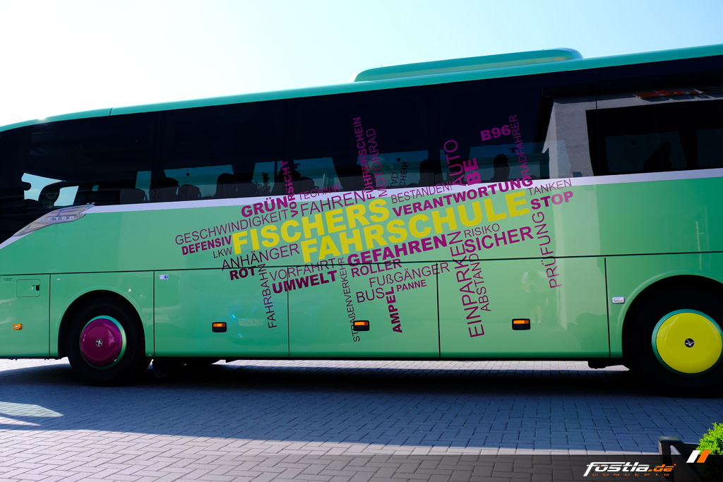 SETRA S 515 MD Reisebus Teilfolierung Gelb Fuchsia Werbebeschriftung Fahrschule (2).jpg