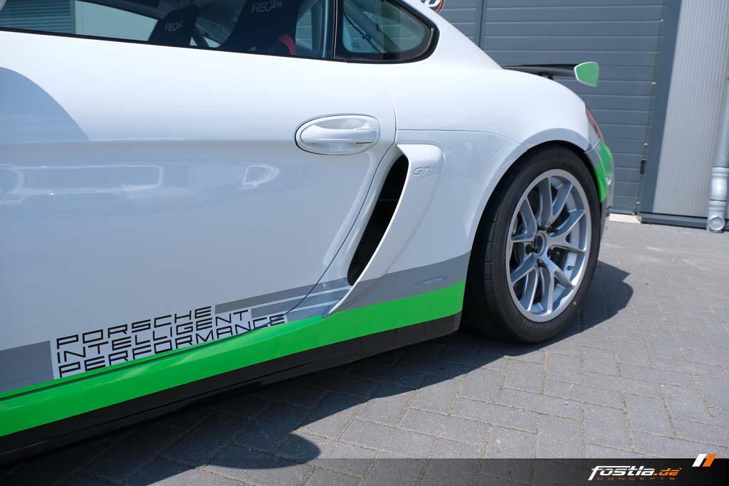 Porsche GT4 Clubsport 981 Teilfolierung Motorsport Rennsport Streifen Stripes Schwarz Grau Grün Design (23).jpg